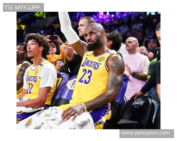 詹姆斯在湖人与鹈鹕的对决中上演精彩扣篮引爆全场气氛